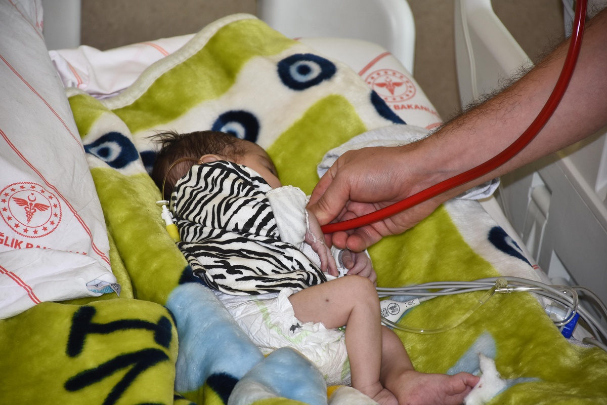 Son dakika gündem: Kalpten çıkan iki ana damarı ters olarak doğan bebek, 53 günlük yaşam savaşını kazandı