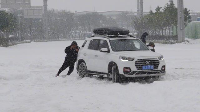 Kar fırtınası Çin'de hayatı felç etti! Ellerinde kürek arabalarını bulmaya çalıştılar