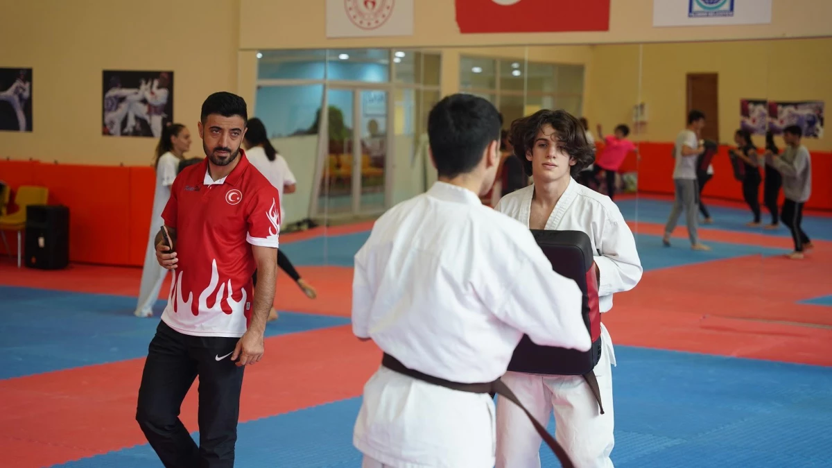 Karate Şampiyonası\'nda Yıldırım Belediyesi Jimnastik Spor Kulübü sporcularını uğurladı
