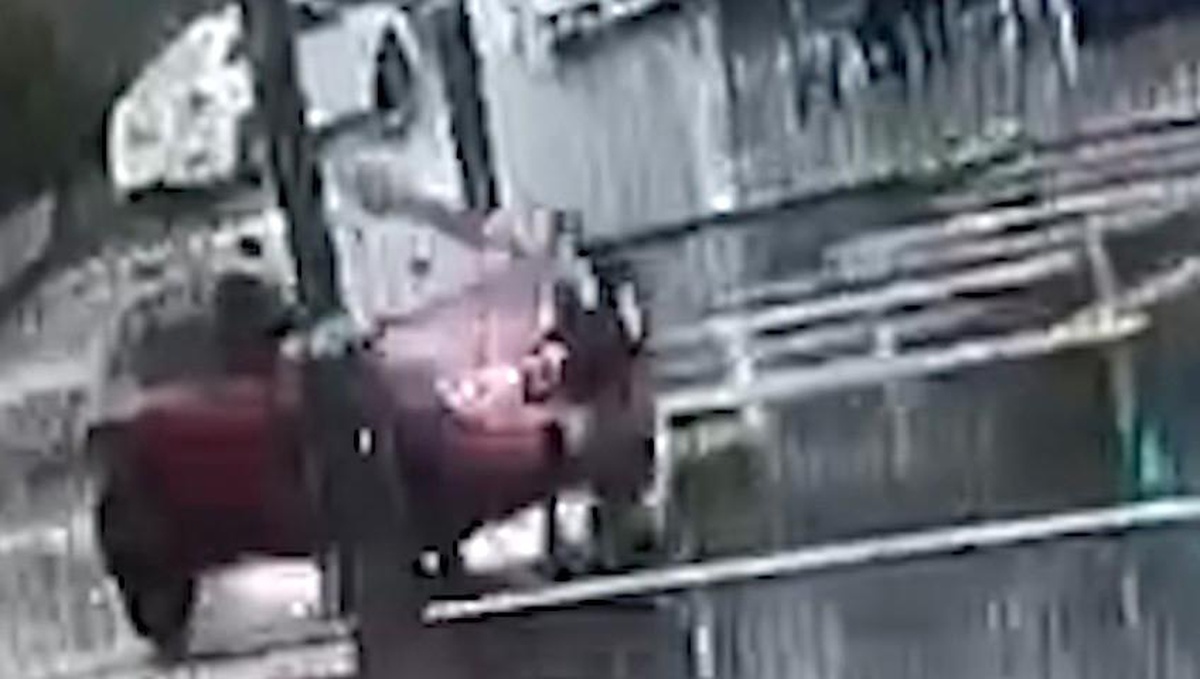 Karşıdan karşıya geçmeye çalışırken otomobil böyle çarptı