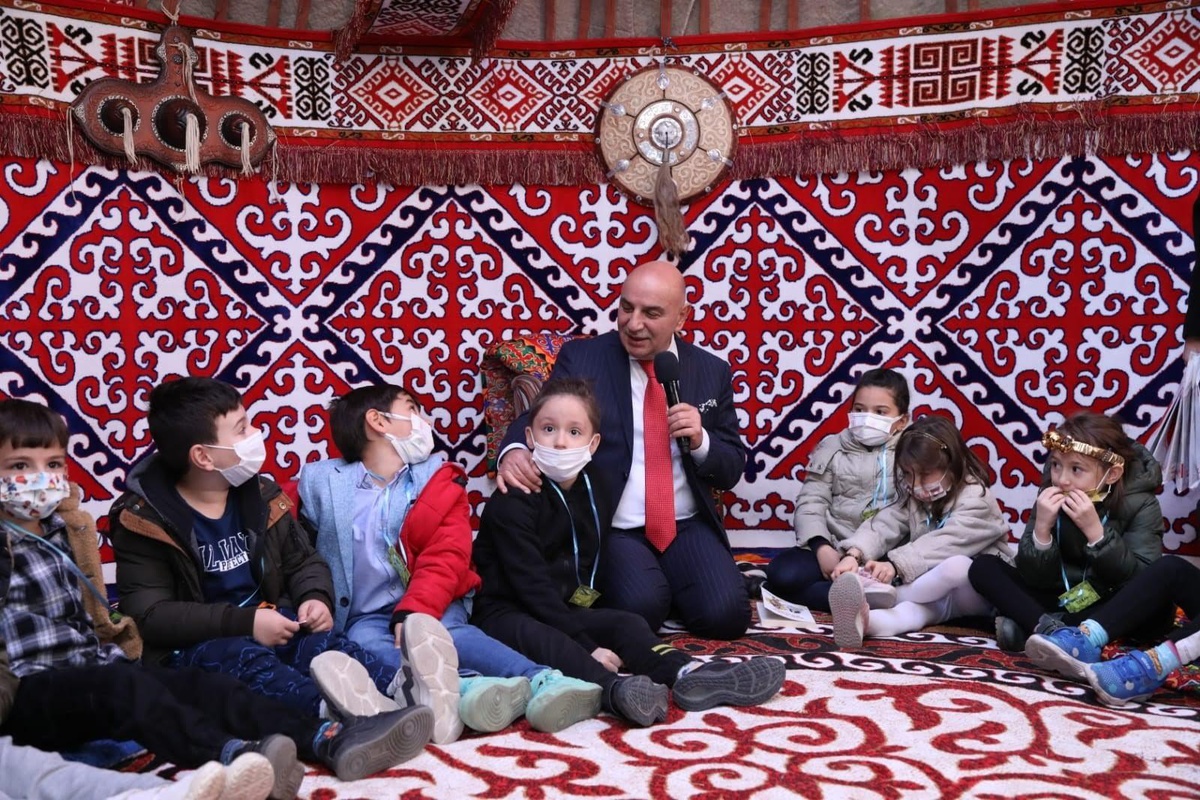 Keçiören Belediye Başkanı minik öğrencilere masal okudu