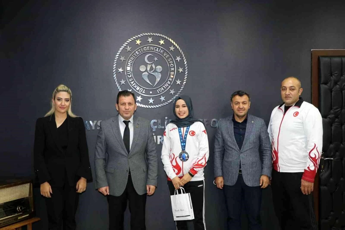 Kick Boks Dünya ikincisi Türksoy, İl Müdürü Kabakcı\'yı ziyaret etti