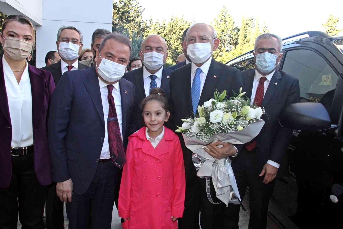 Kılıçdaroğlu\'ndan Böcek\'e nazar boncuğu