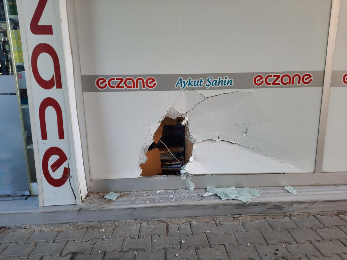 Kula\'da hafif ticari aracın eczaneye çarpması güvenlik kamerasında