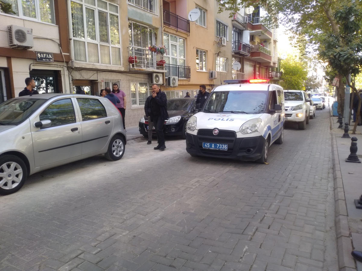 Manisa\'da komşu kavgasında bir kadın bıçakla yaralandı