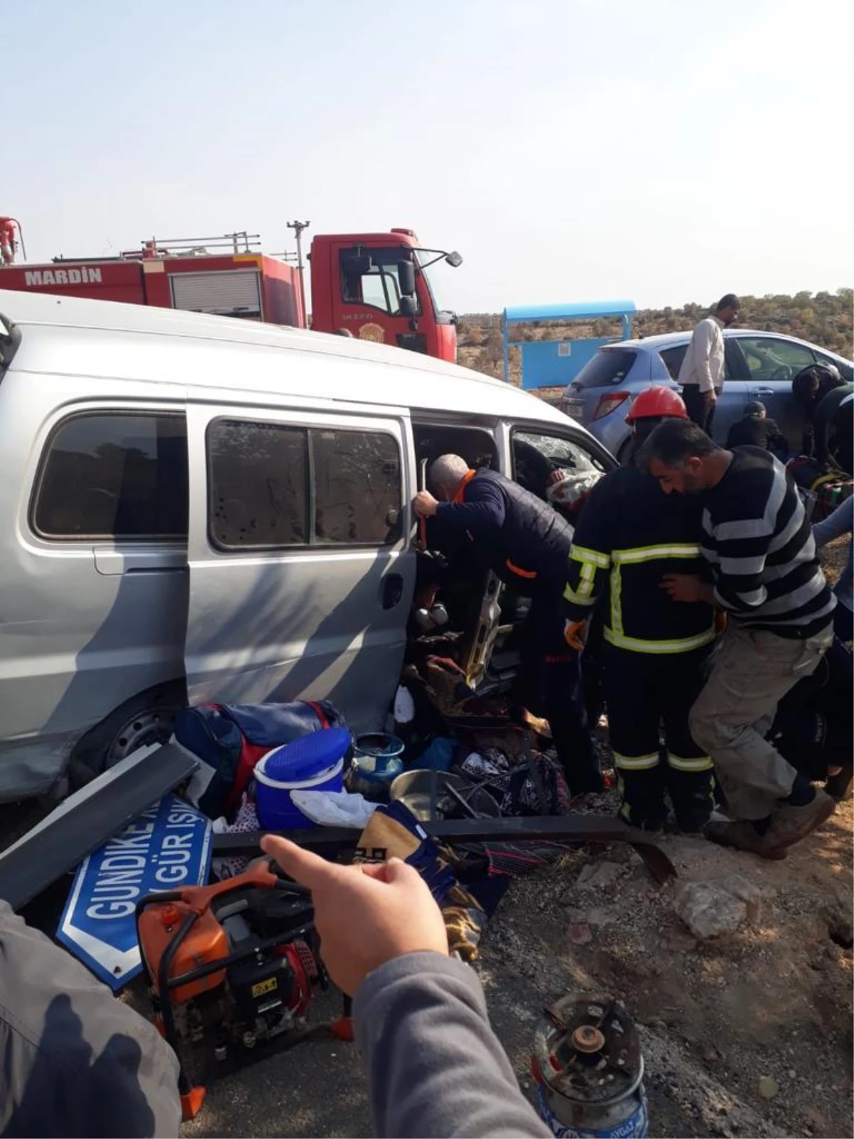 Mardin\'de devrilen hafif ticari araçtaki 9 kişi yaralandı