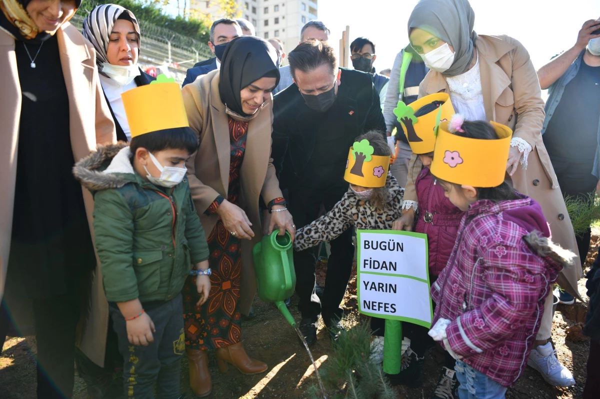 Milli Ağaçlandırma Günü Tuzla\'da kutlandı! Belediye Başkanı Yazıcı, çocuklarla birlikte fidan dikti