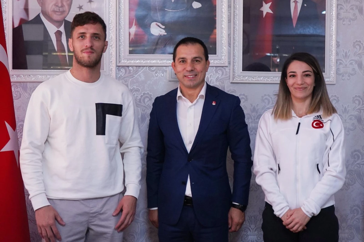 Milli sporculardan Güreş Federasyonu Başkanı Eroğlu\'na ziyaret