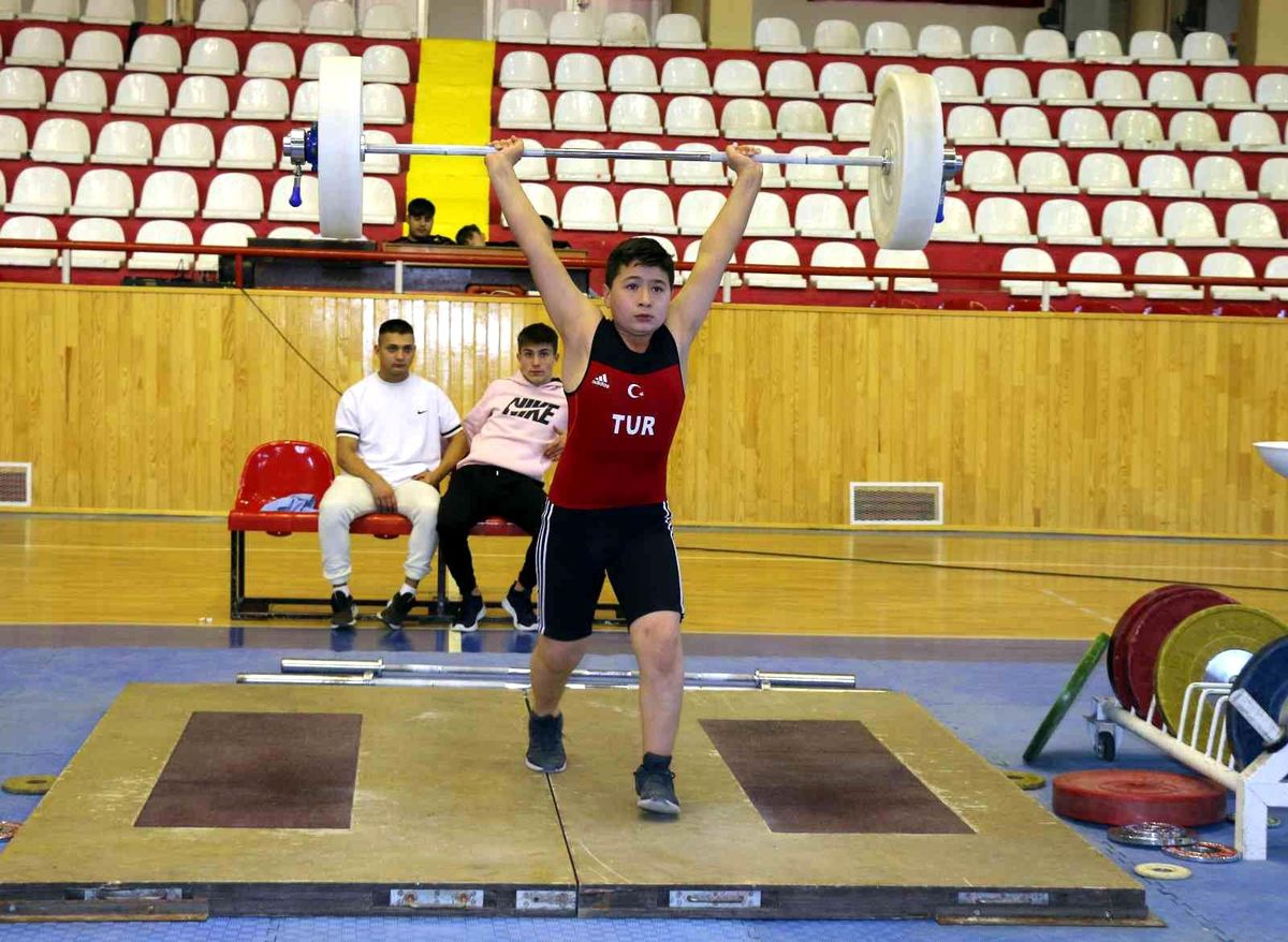 Okullar halter müsabakasında yarıştı