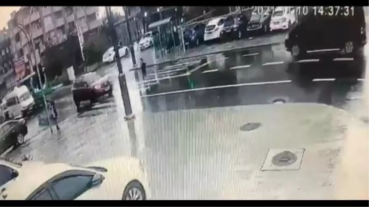 Son dakika haberi! Otomobilin çarptığı Kübra ağır yaralandı; kaza kamerada