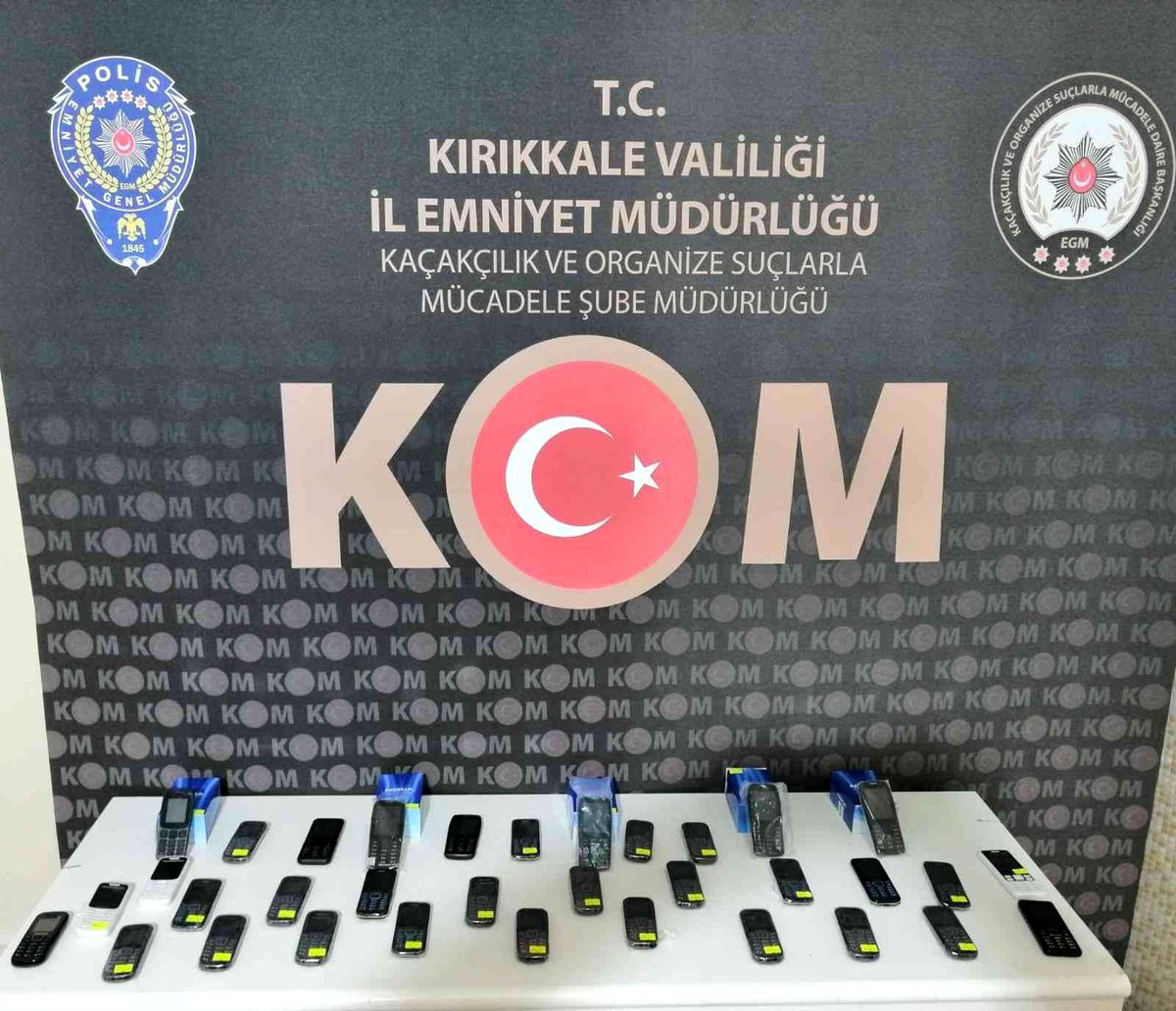 Polisin arama yaptığı iş yerinde 34 adet kaçak telefon çıktı