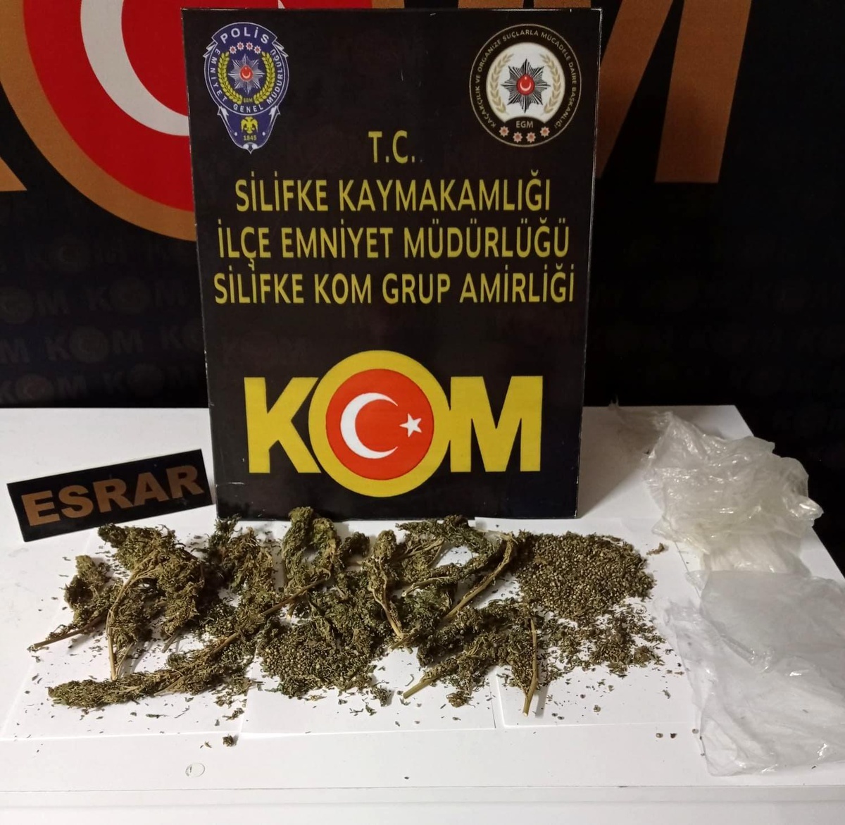 Son dakika haberleri! Polisten kaçarken uyuşturucuyu yere attılar