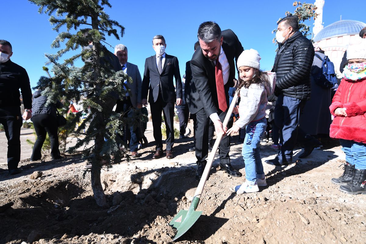 Pursaklar\'da fidanlar toprakla buluşturuldu