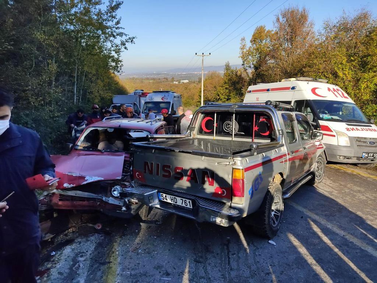 Sakarya\'da zincirleme trafik kazası: 8 yaralı
