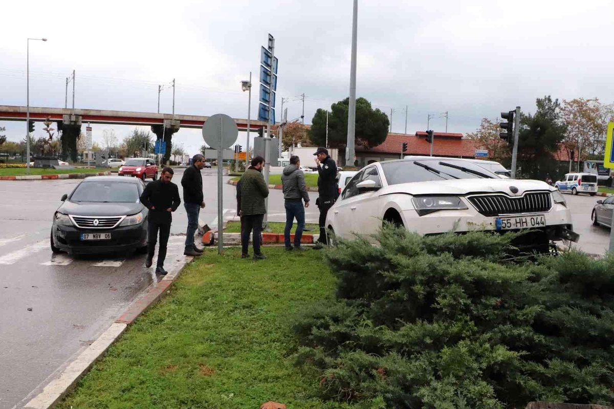 Samsun\'da trafik kazası: 1 otomobil refüje çıktı