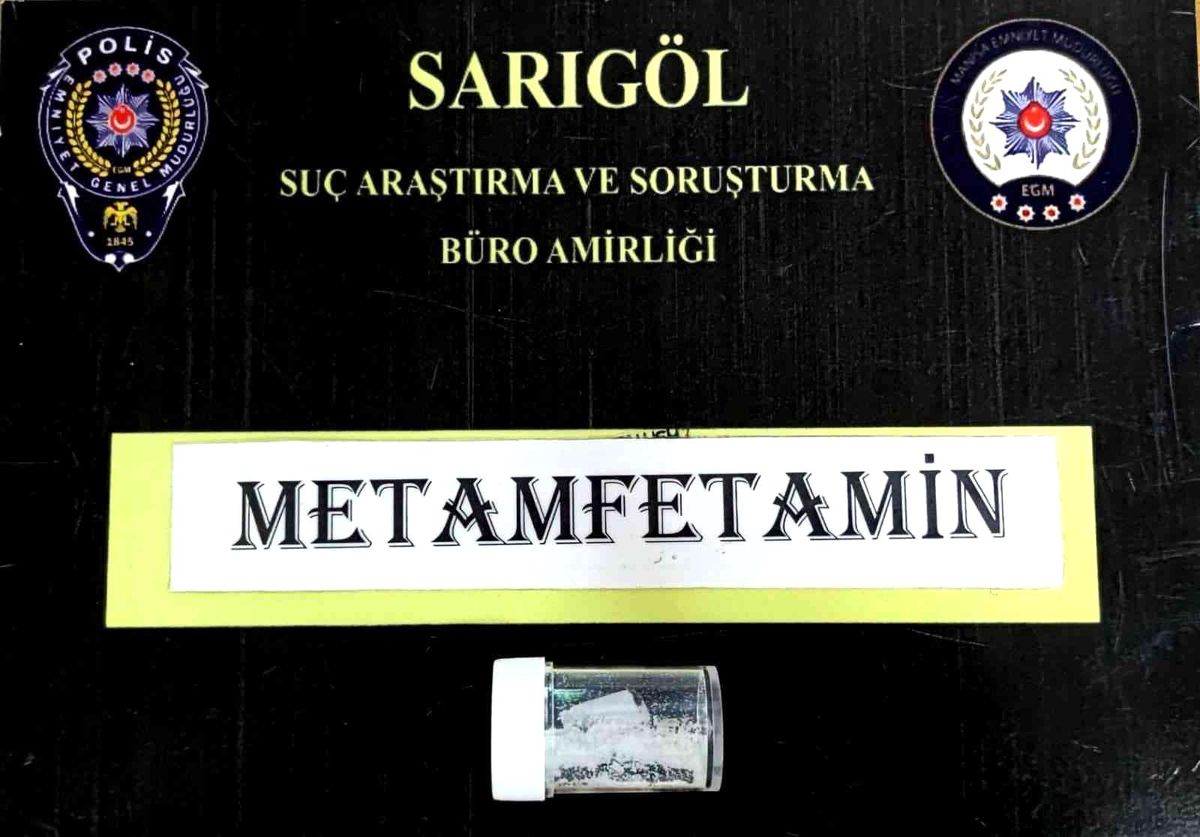 Sarıgöl\'de polisler çalıntı araç ve uyuşturucu yakaladı