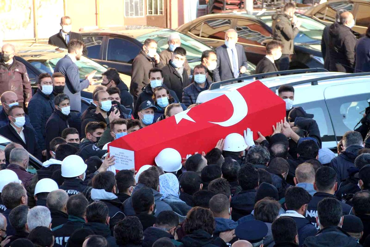 Son dakika haberi | Şehit polis memuru Abdulkadir Güngör\'ü son yolculuğuna binler uğurladı