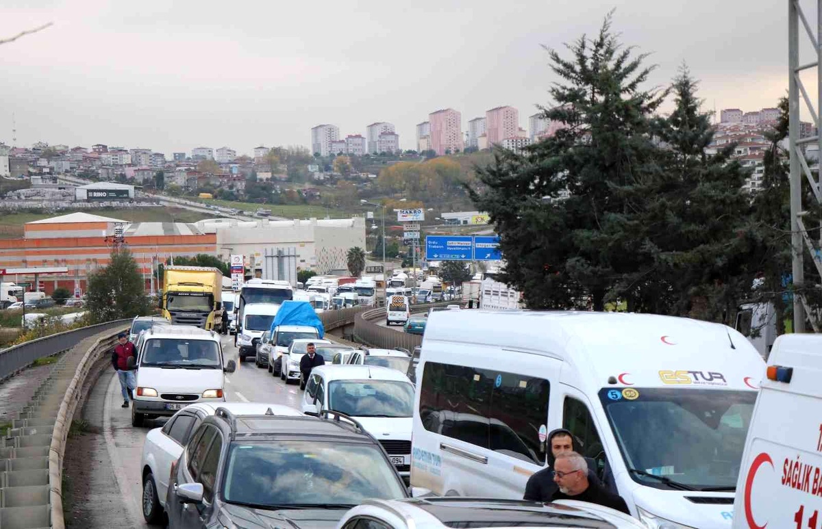Tır ile kamyon çarpıştı, trafik felç oldu