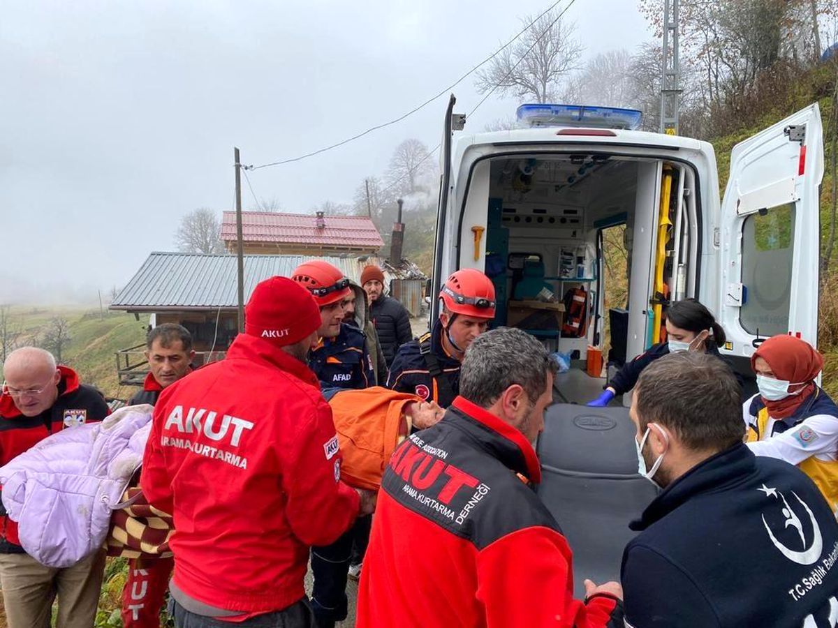 Uçuruma yuvarlanan kadını kurtarmaya giden jandarma personeli kaza yaptı