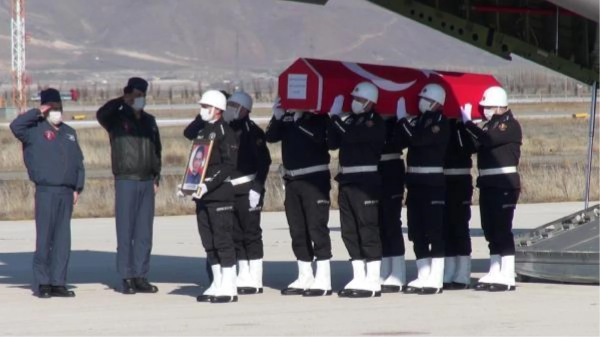 Uyuşturucu satıcılarıyla çatışmada şehit olan polis için Balıkesir\'de tören (2)