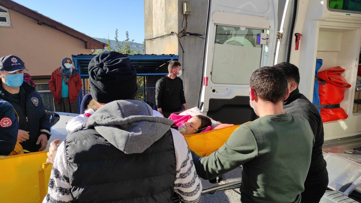 Zonguldak\'ta karbonmonoksitten etkilenen anne ve 2 çocuğu hastaneye kaldırıldı