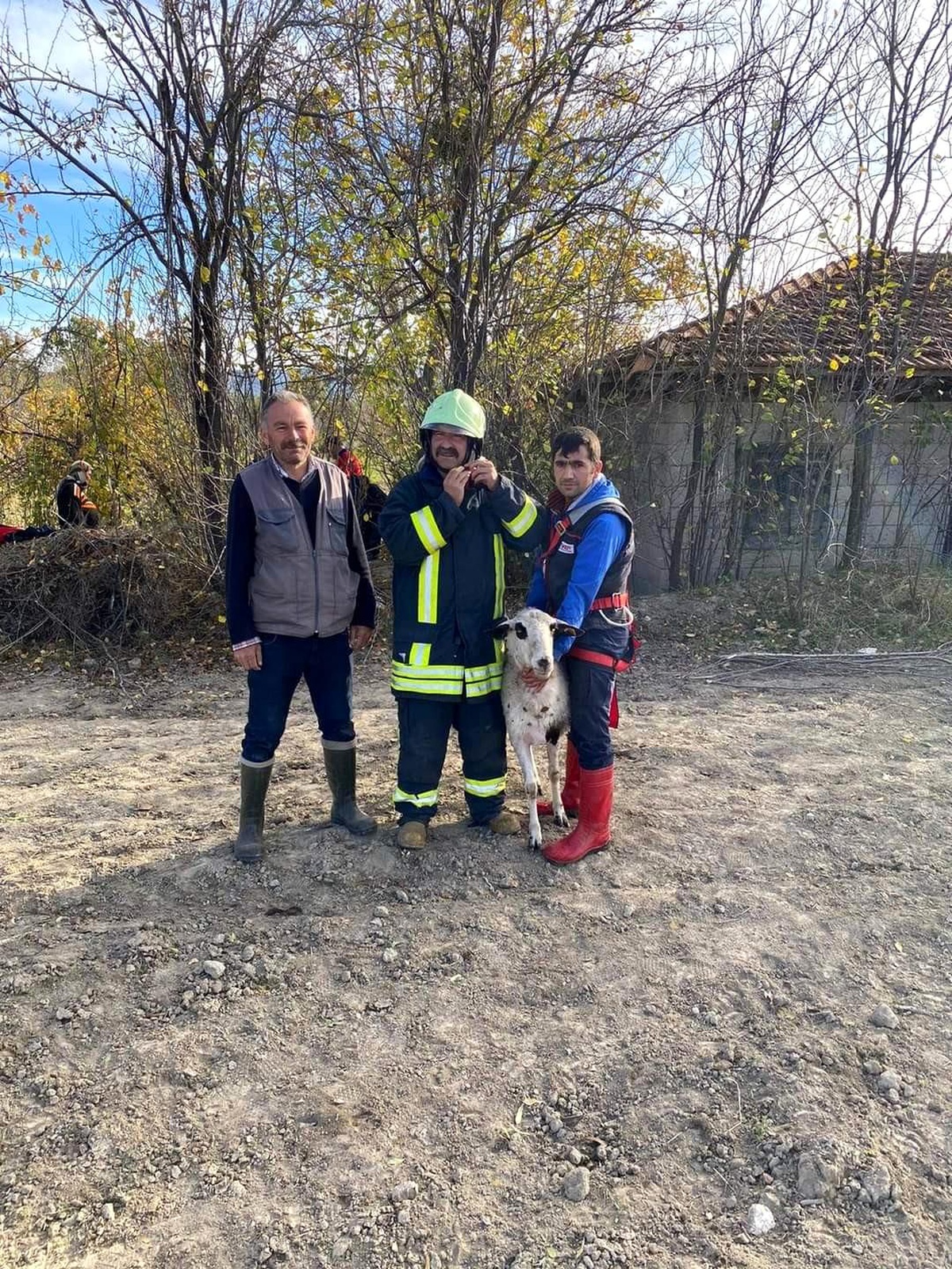 10 metrelik kuyuya düşen koyunu itfaiye erleri kurtardı