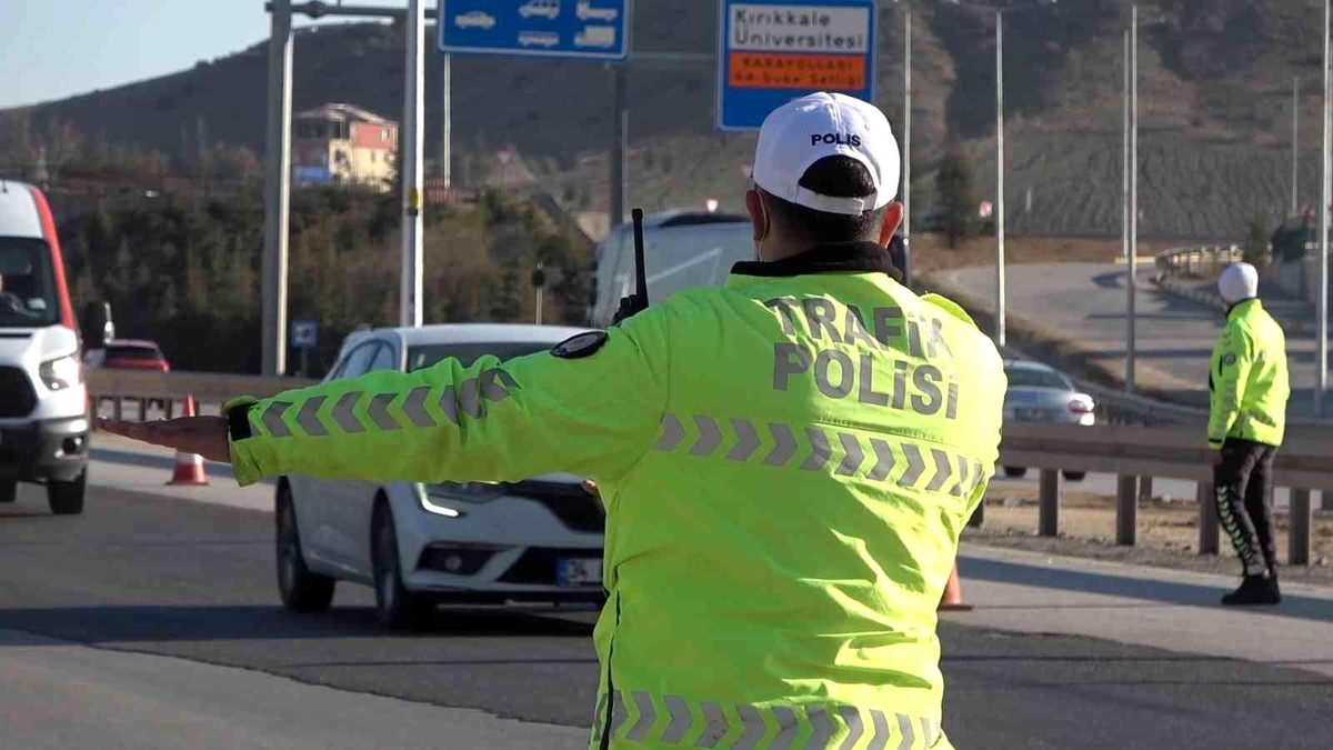 43 ilin geçiş güzergahında \'emniyet kemeri\' denetimi: Araçlar tek tek duruldu