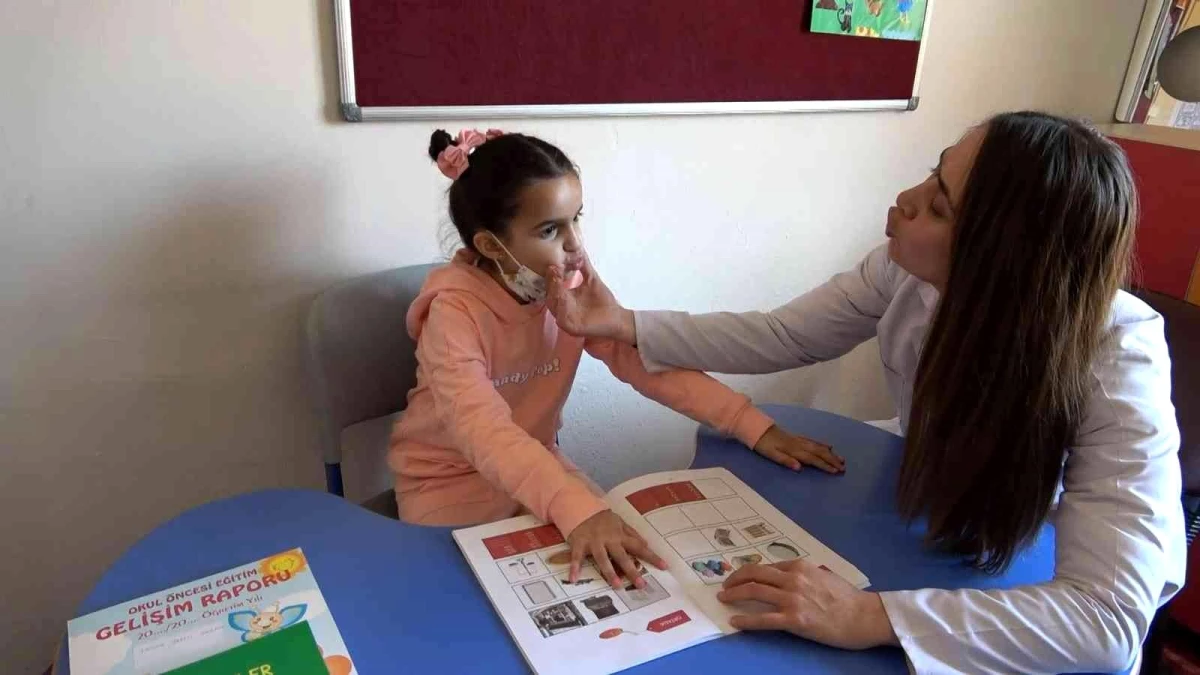 7 yaşındaki Fatma Yaren aldığı özel eğitimle konuşmaya başladı