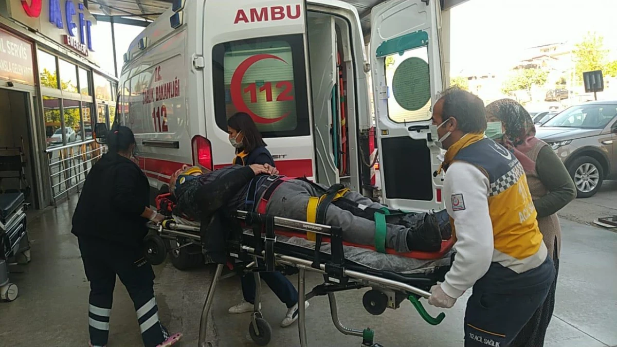 Adana\'da çarpıştıktan sonra boş sulama kanalına düşen iki araçtaki 3 kişi yaralandı