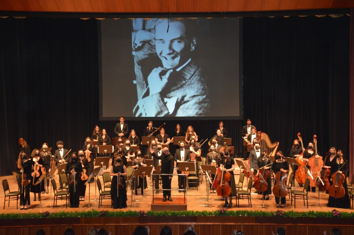 Anadolu Üniversitesi Gençlik Senfoni Orkestrası Atatürk\'ü andı