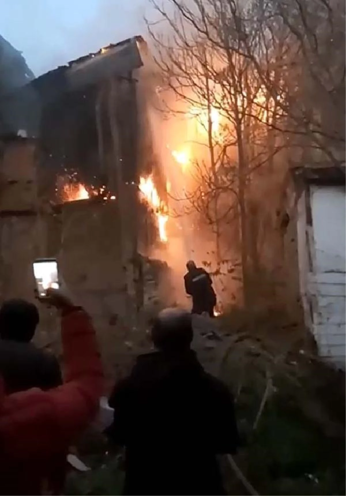 Son Dakika | Ankara\'da 2 katlı ahşap ev yangında küle döndü