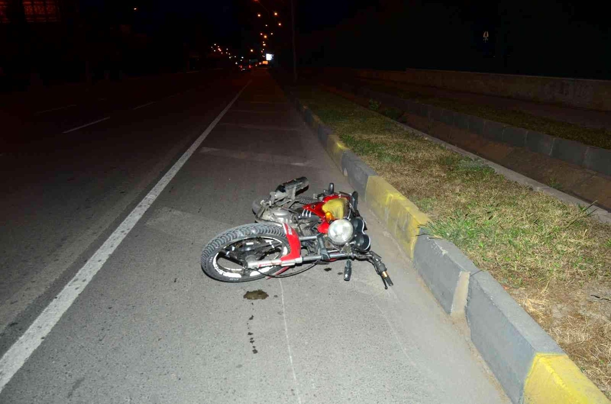 Antalya\'da motosiklet refüje çarptı: 2 yaralı