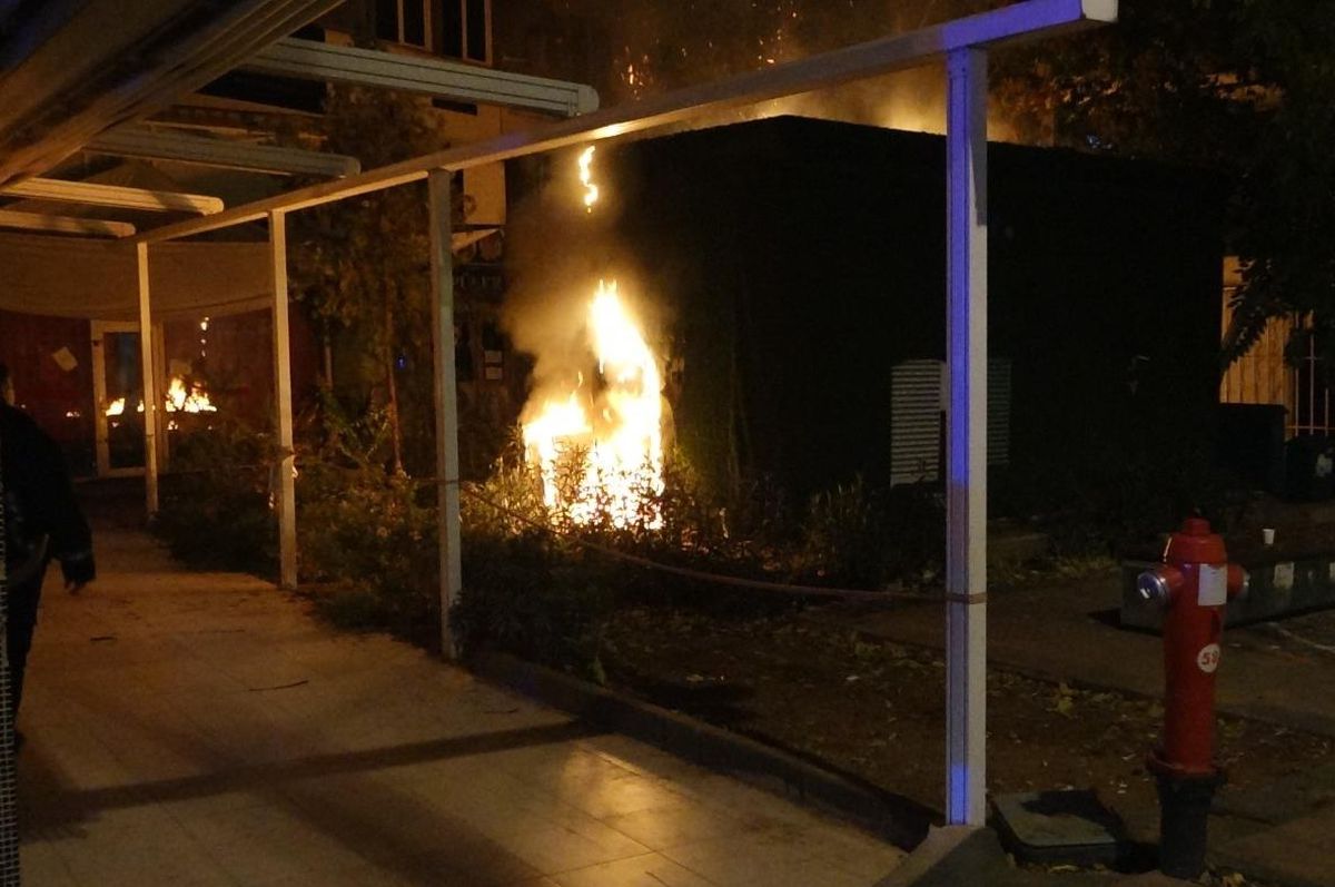 Antalya\'da palmiye ağaçlarından trafoya sıçrayan yangın söndürüldü