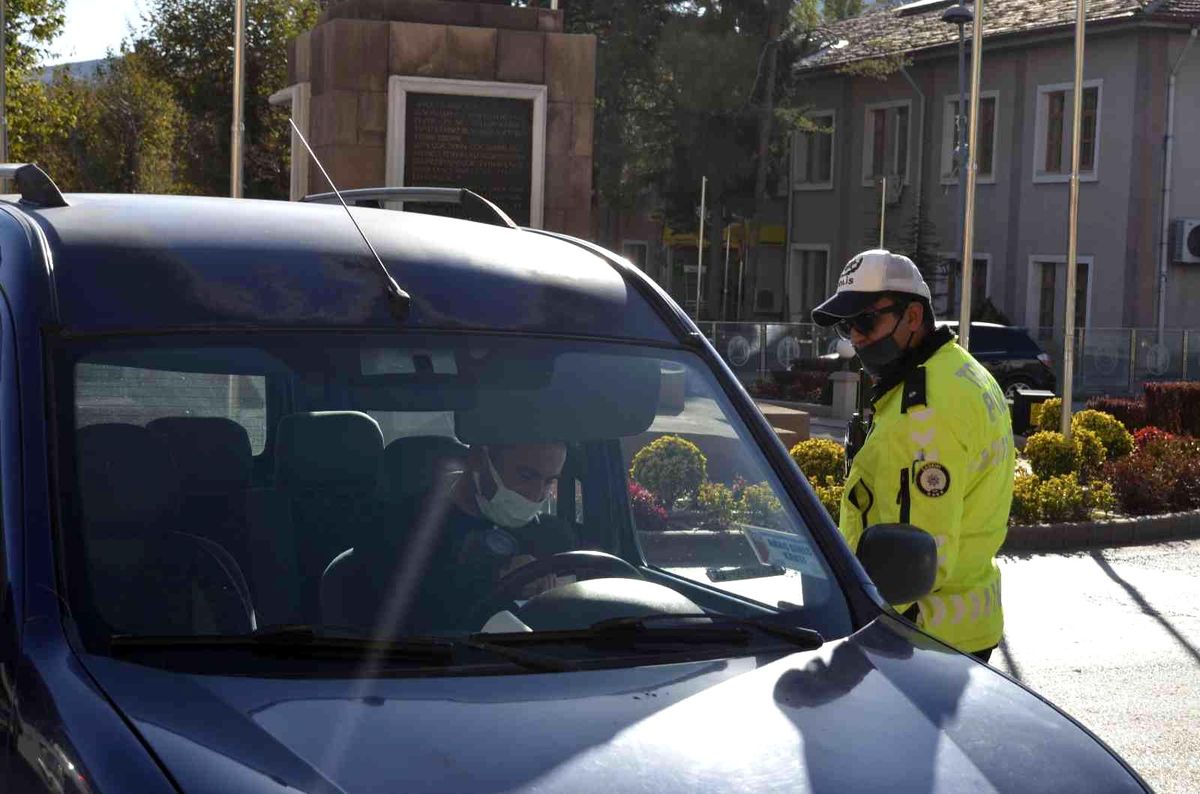Araçları tek tek durdurup emniyet kemerinin önemini anlattılar
