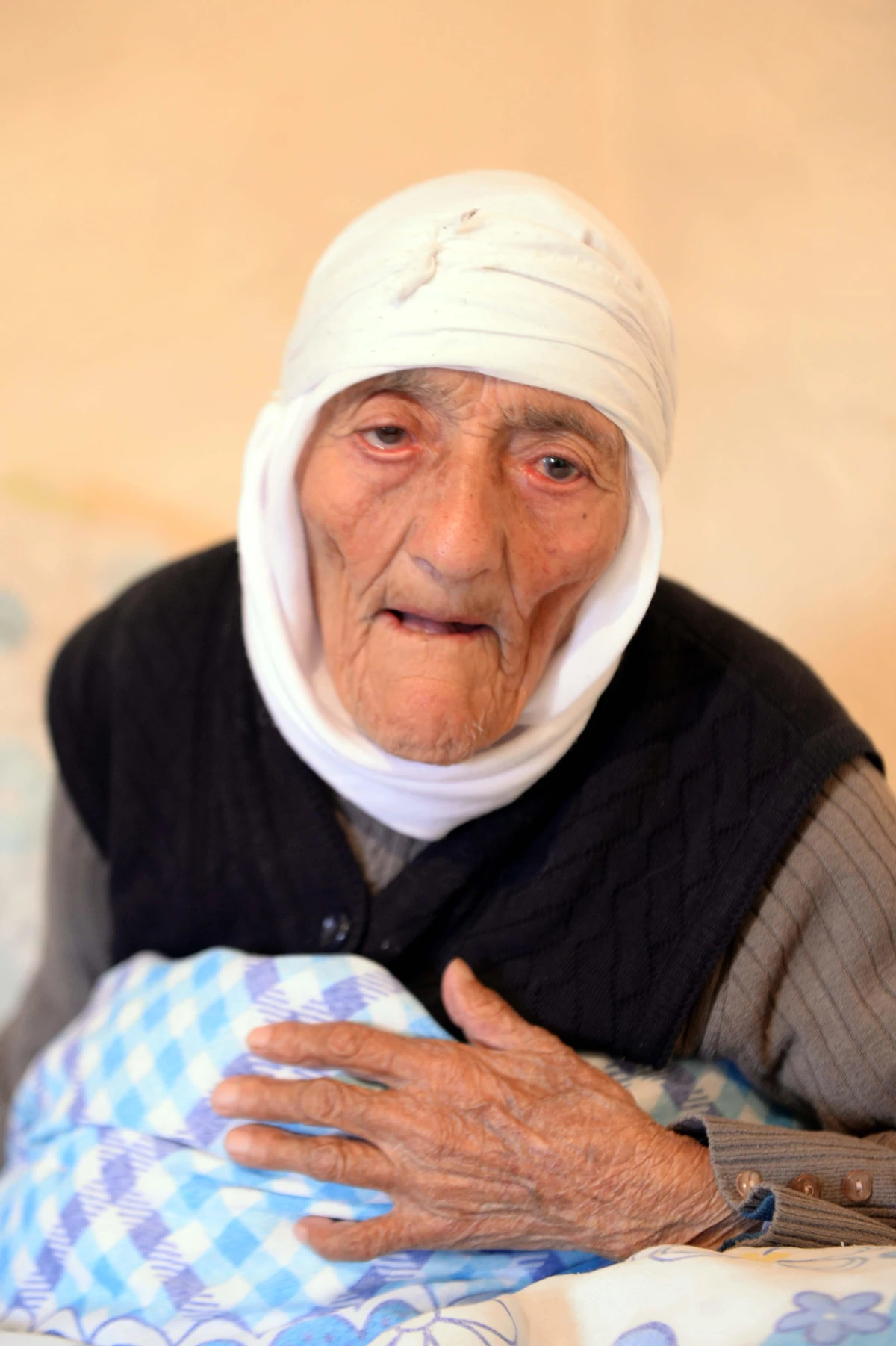 Ardahan\'ın "Gülbeyaz ninesi" 108 yaşında çipli kimliğini aldı