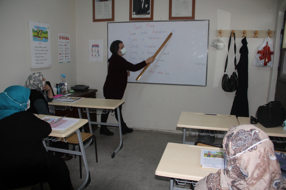 Aydın\'da okuma yazma öğrenen kadınlar azimleriyle örnek oluyor