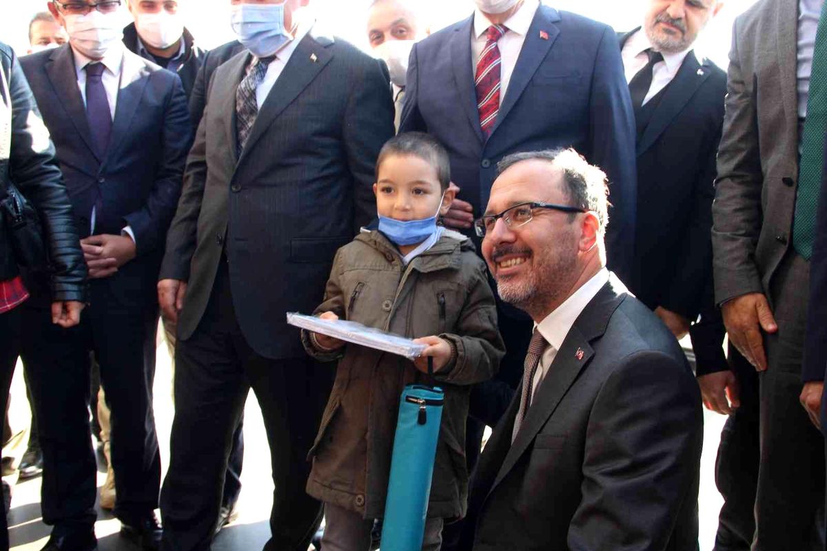 Bakan Kasapoğlu sözünü tuttu minik Hamza\'yla buluştu
