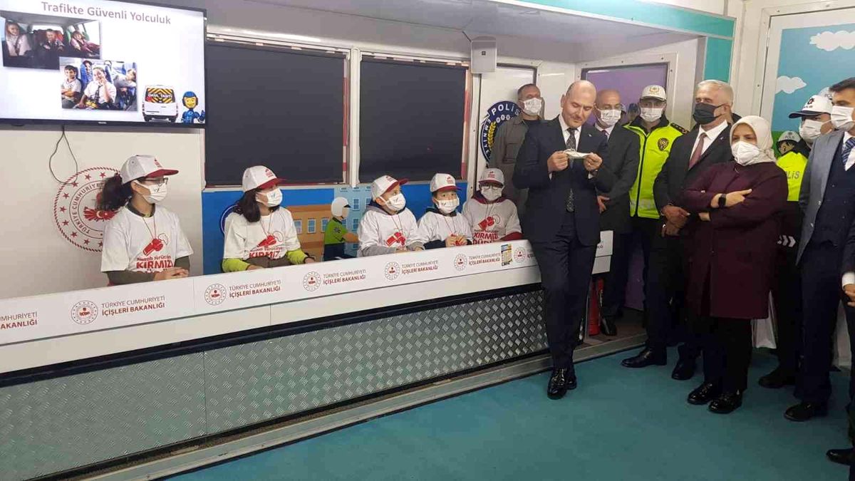 Bakan Soylu\'dan öğrencilere önemli görev: "Kemer takmıyorlarsa düdüğü çalacaksınız"