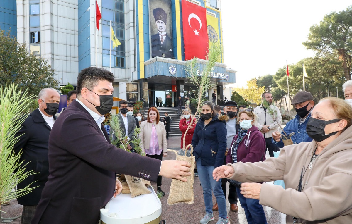 Başkan Kılıç hemşehrilerine 3 bin fidan dağıttı