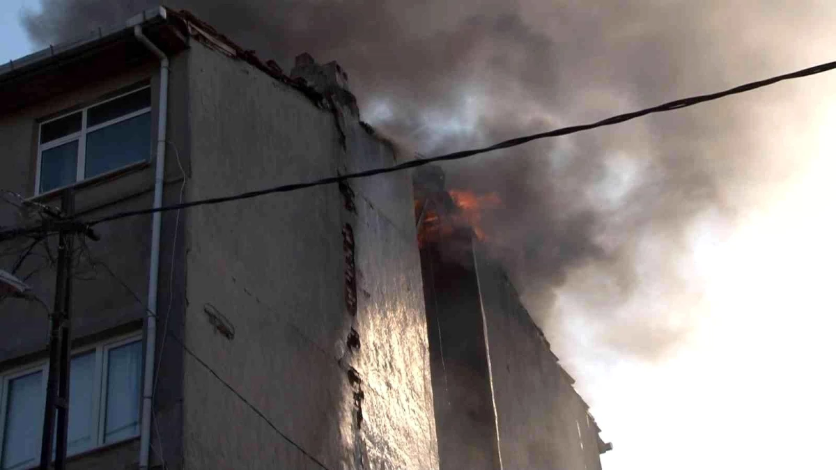 Beyoğlu\'nda yangın: Nikah günlerinde evleri yandı