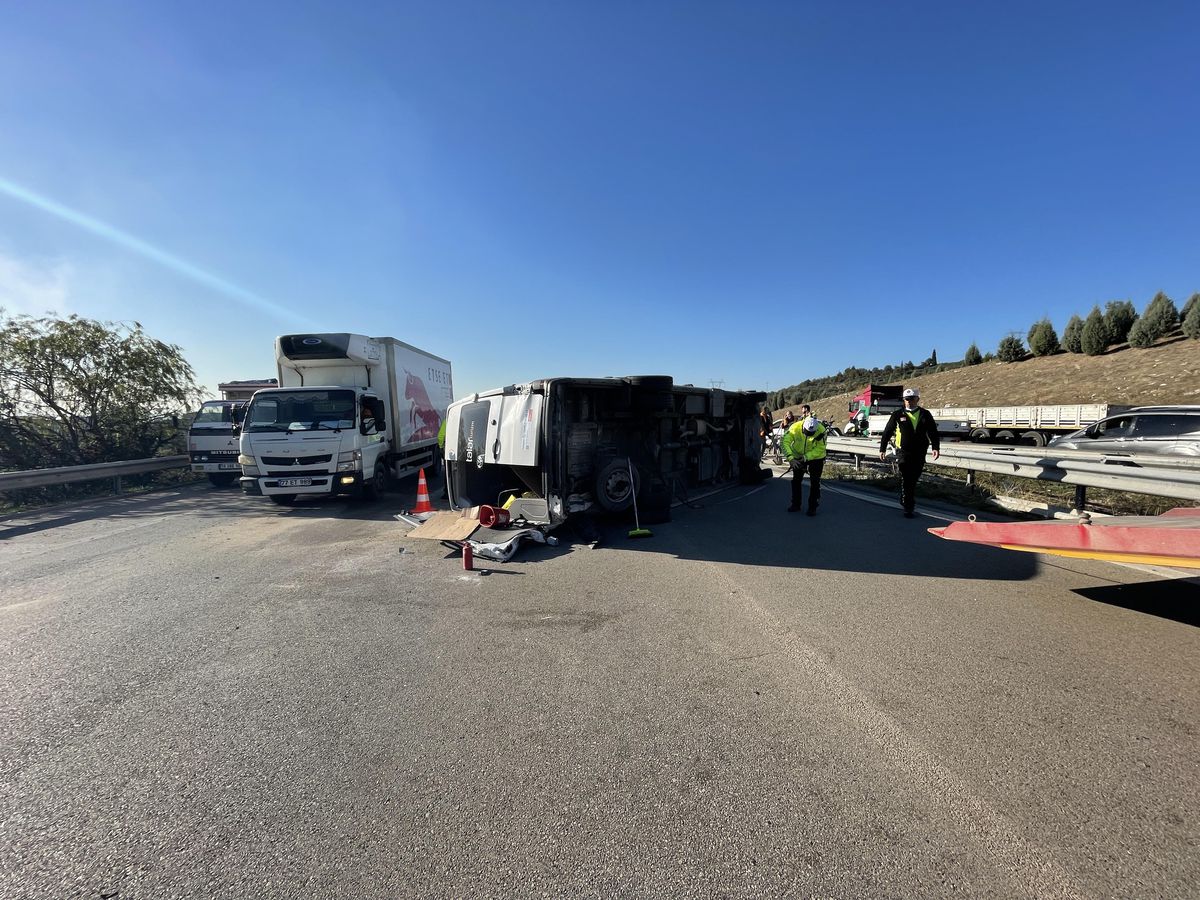Bursa\'da yolcu minibüsü ile otomobilin çarpışması sonucu 6 kişi yaralandı