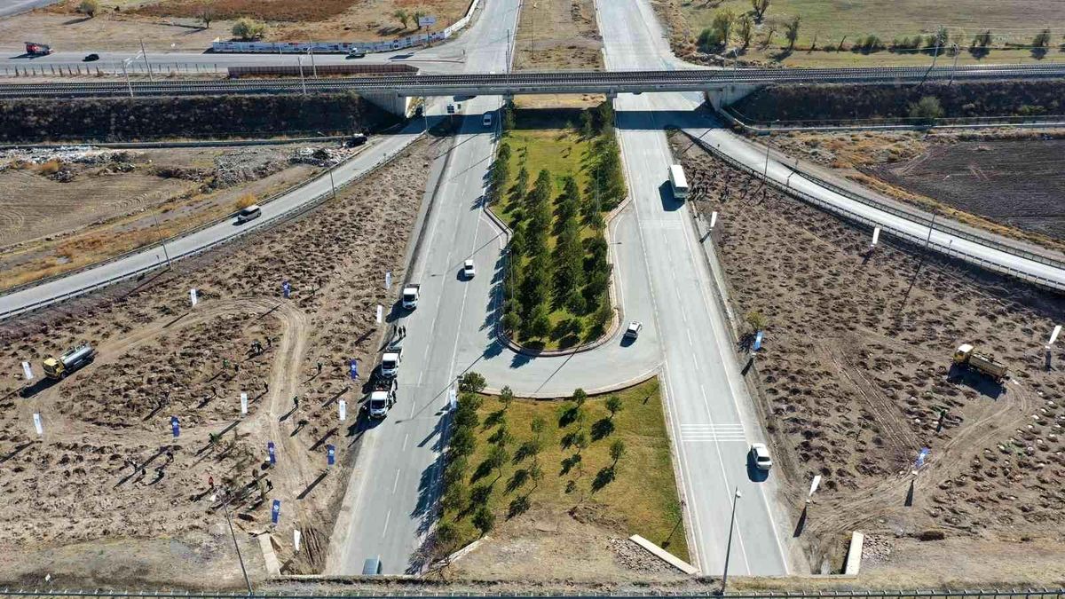 Kayseri Büyükşehir Belediyesi 15 bin fidanı toprakla buluşturdu