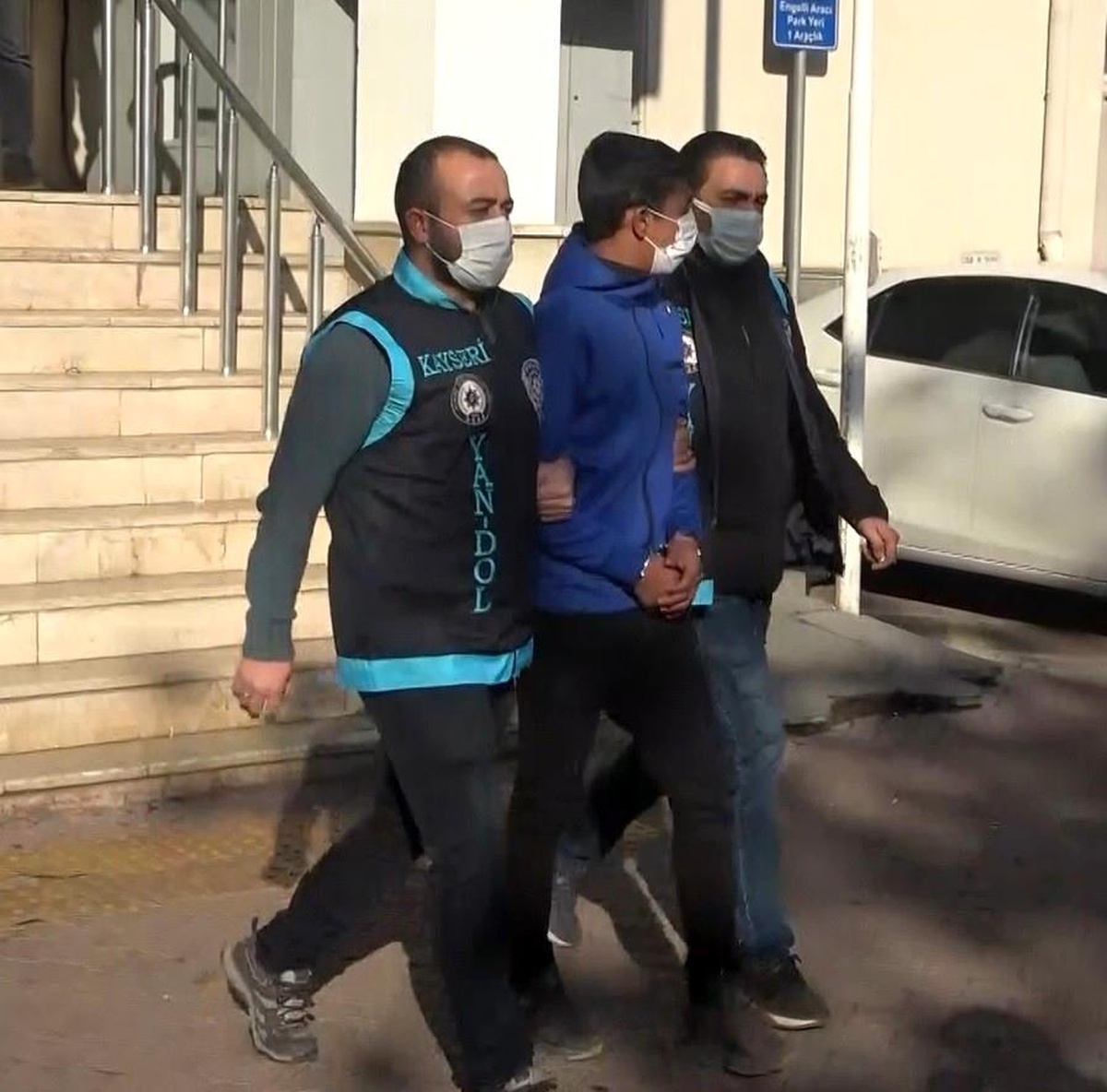 Çaldıkları motosiklet ile kapkaç yaptılar