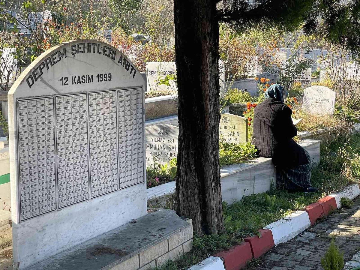 Depremde 5 çocuğunu kaybeden baba gözyaşlarına hakim olamadı