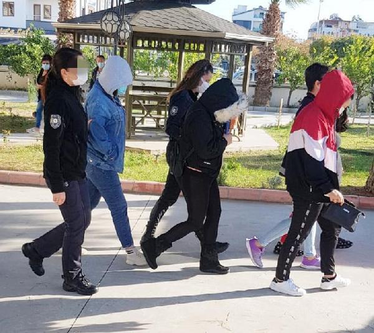 Didim\'de fuhuşa zorlanan 11 yabancı uyruklu kadın kurtarıldı