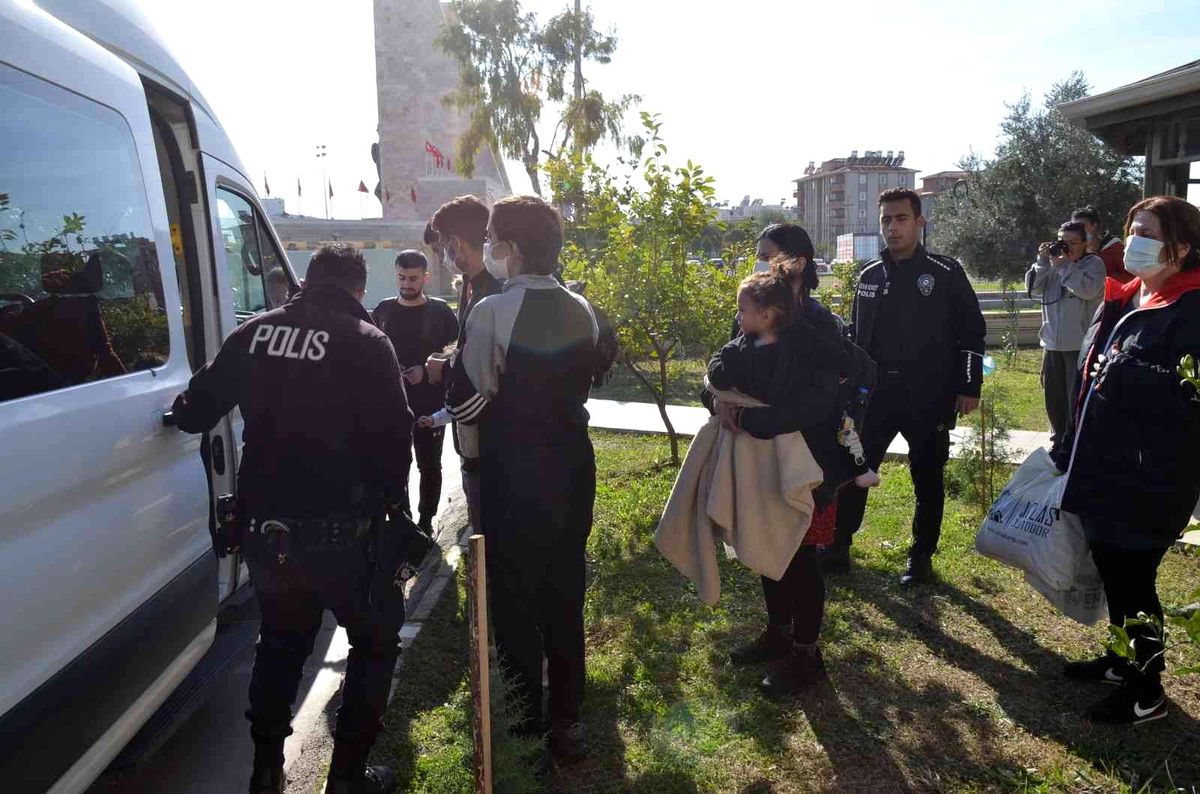 Didim\'de göçmen teknesi battı, kızını kurtarmak isterken öldü