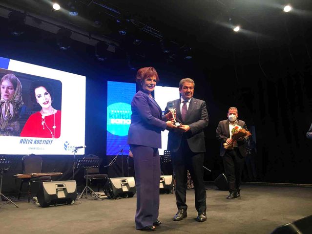 Esenler Belediyesi'nden Hülya Koçyiğit'e onur ödülü