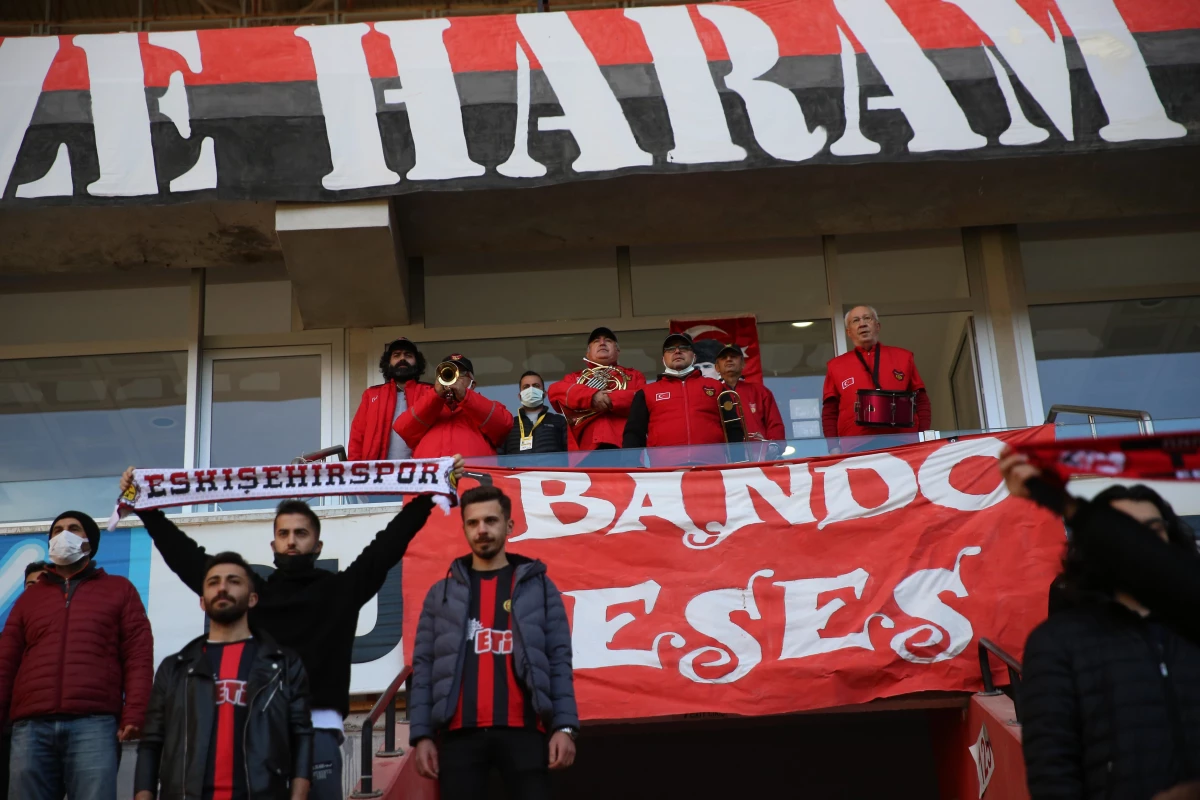 Eskişehirspor tribünlerinin efsanesi "Bando Es-Es" hüzünlü çalıyor