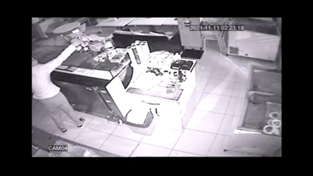 Girerken anahtar kullanmadığı pastaneden peluş anahtarlık çalarak çıktı