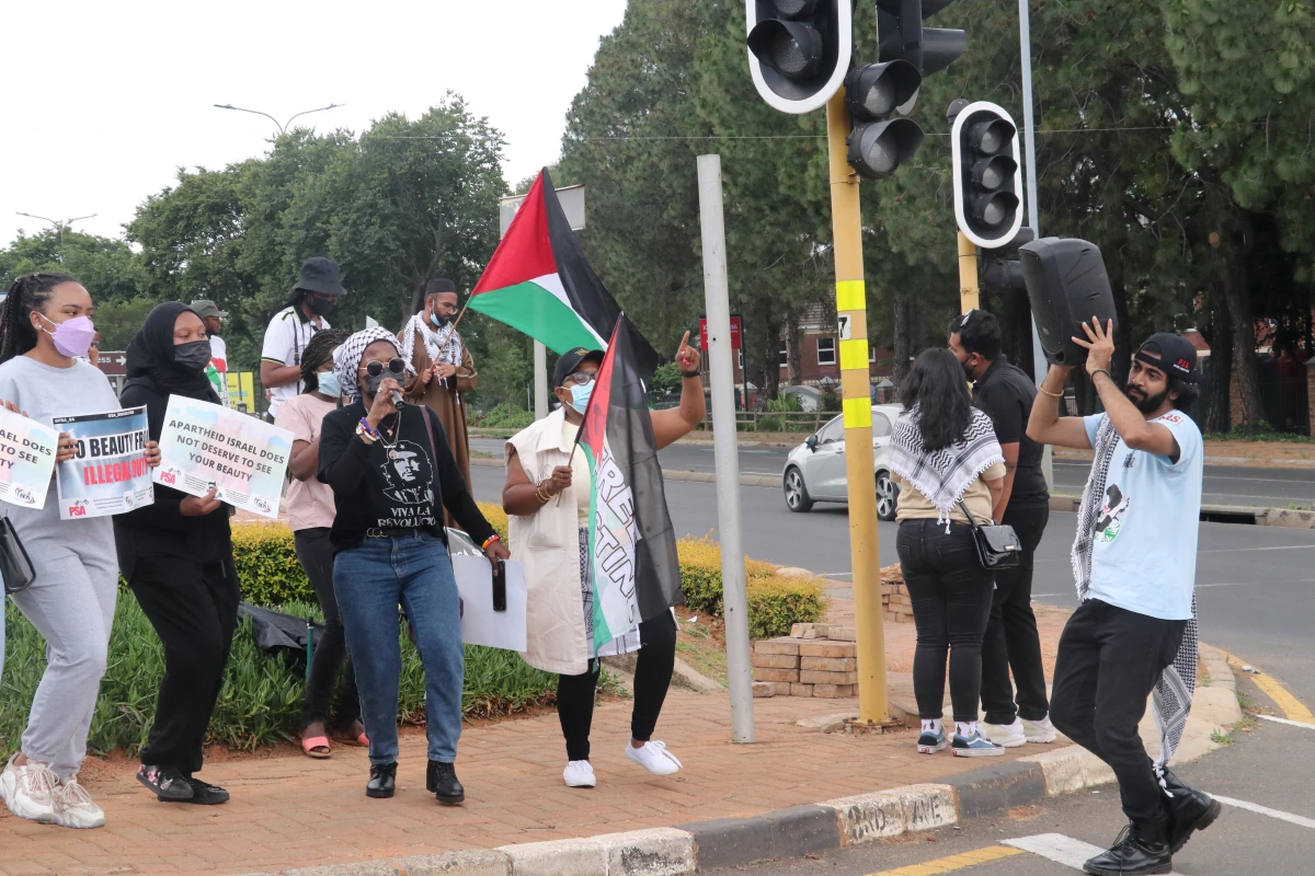 Son dakika... Güney Afrika güzelinin İsrail\'deki yarışmaya gönderilmesi kararı Johannesburg\'da protesto edildi